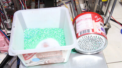 Getting granulate from old prints: sieving