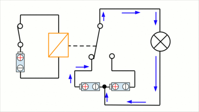 Relay with single changeover switch and double supply voltage